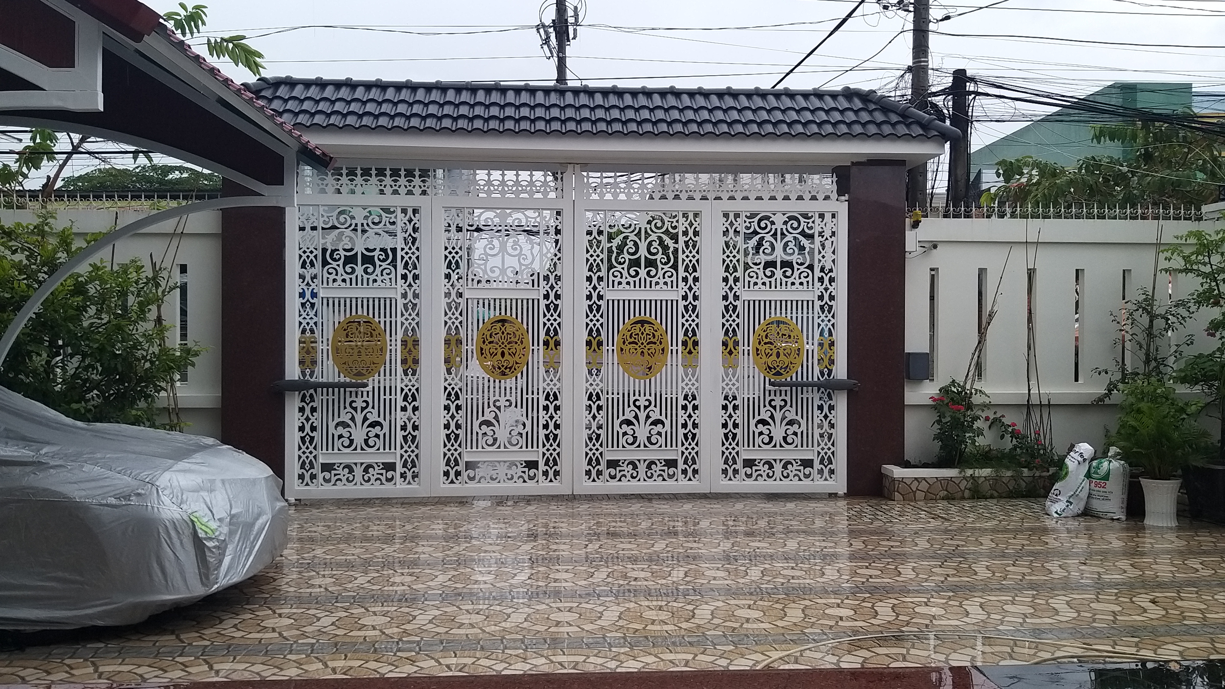 Cổng mở tự động hai cánh hoa văn cnc Cửa Cổng Hiện Đại-1