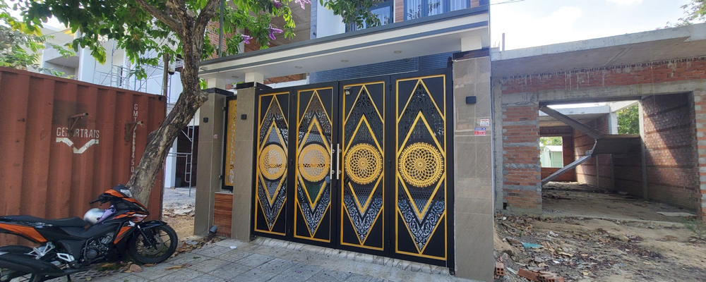 Cổng Thép Khắc Hoa Văn CNC Vàng Đen Cửa Cổng Hiện Đại-1