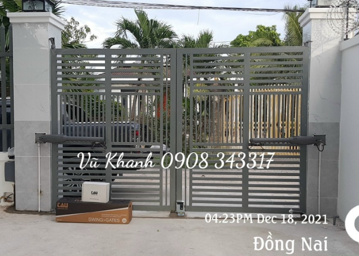 Cổng sắt cánh tay đòn tự động Vũ Khánh