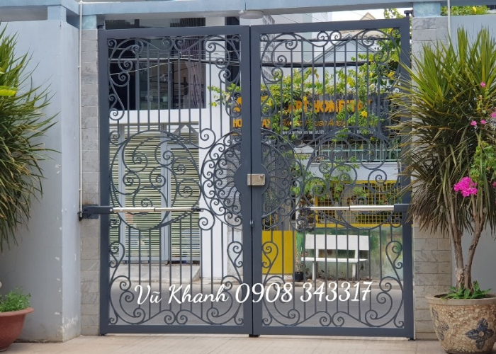 Cửa cổng bằng sắt mạ kẽm cho biệt thự Vũ Khánh