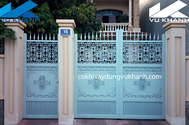 Cửa Cổng Hai Cánh Bông Gang Màu Xanh