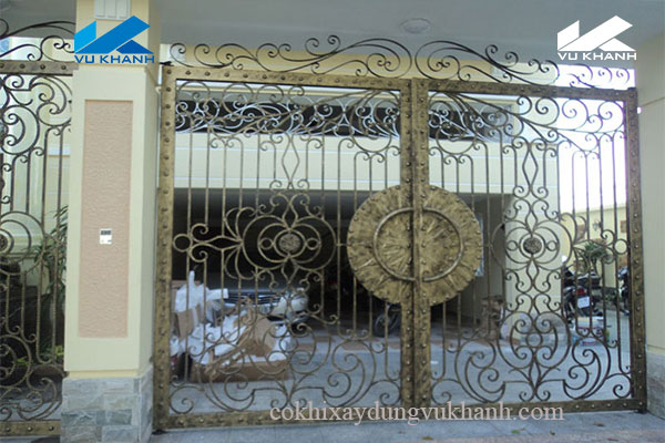 Cửa Cổng Sắt Mỹ Thuật Vũ Khanh Màu Đồng Hoa Văn