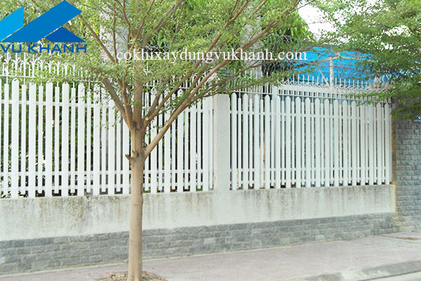 Hàng Rào Sắt Mạ Kẽm Vũ Khánh Màu Trắng