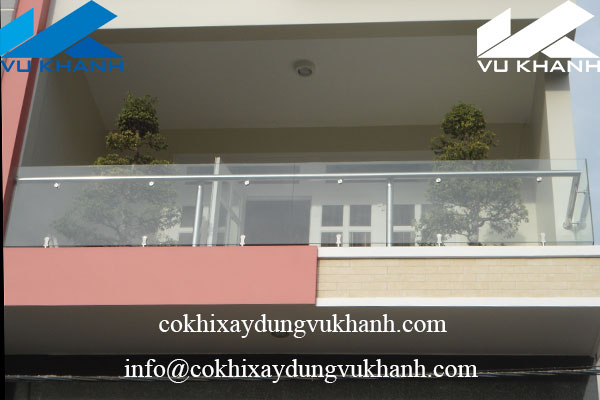 Lan Can Kính Cường Lực Gắn Ban Công 82177