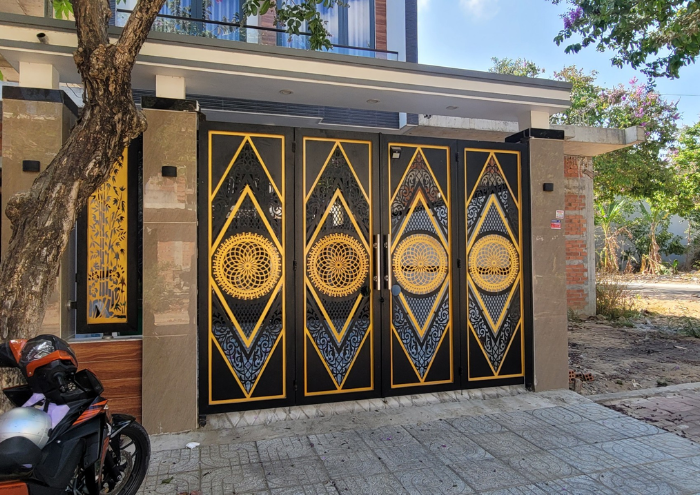 Cổng Thép Khắc Hoa Văn CNC Vàng Đen-1