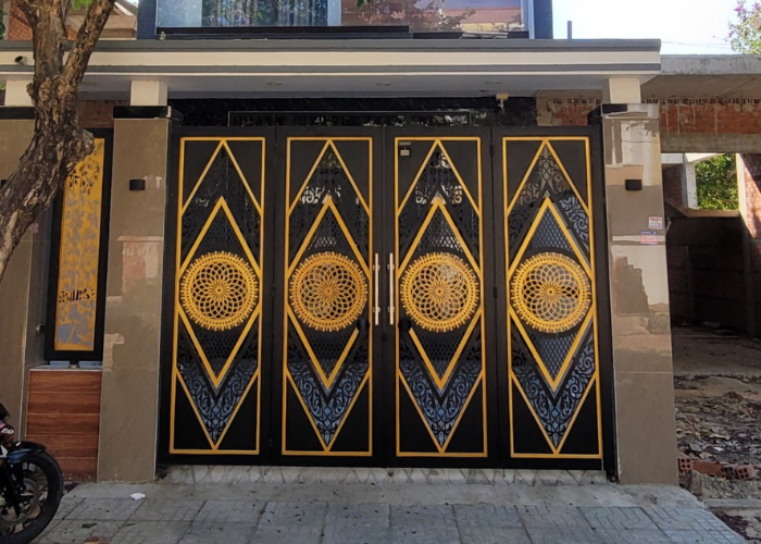 Cổng Thép Khắc Hoa Văn CNC Vàng Đen-2
