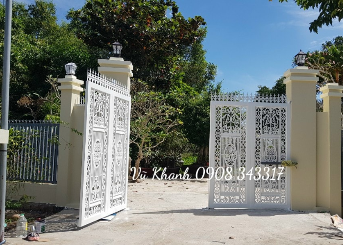 Cửa cổng 2 cánh mỹ thuật gắn motor âm sàn Malaysia 91817-1