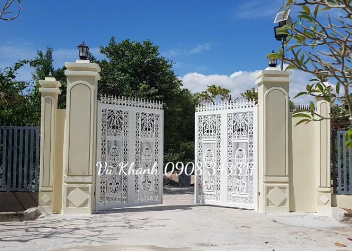 Cửa cổng 2 cánh mỹ thuật gắn motor âm sàn Malaysia 91817-3