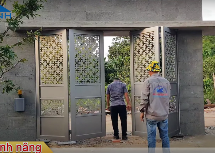 Cửa cổng 4 cánh gấp đẹp cnc, gắn motor âm sàn Italia-1