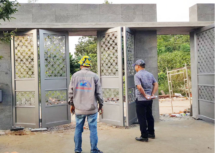 Cửa cổng 4 cánh gấp đẹp cnc, gắn motor âm sàn Italia-2