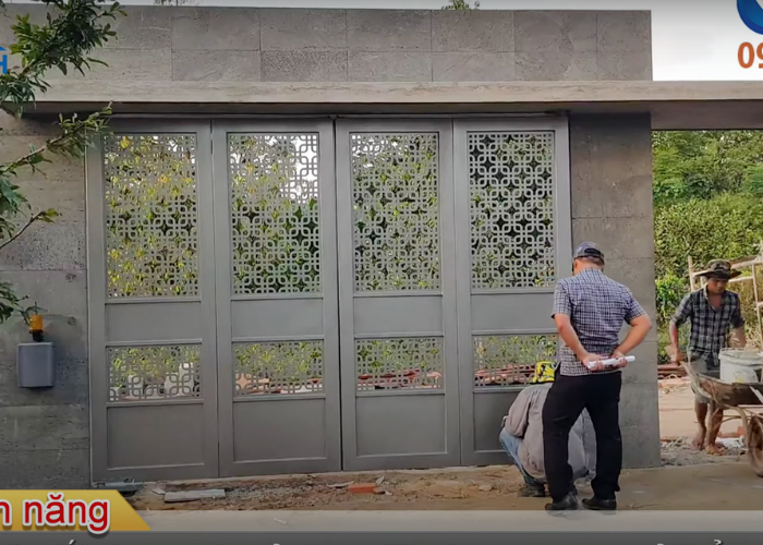 Cửa cổng 4 cánh gấp đẹp cnc, gắn motor âm sàn Italia-3