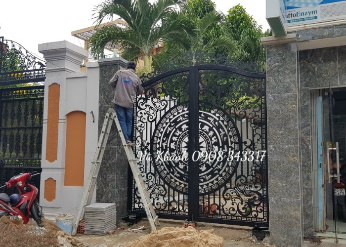 Cửa thép tấm cắt CNC mở tự động âm sàn hai cánh-1