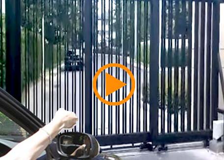 Chi tiết cổng trượt xếp lớp ba cánh gắn motor mở tự động