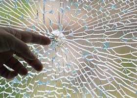 Vì sao kính cường lực tự nứt vỡ? 